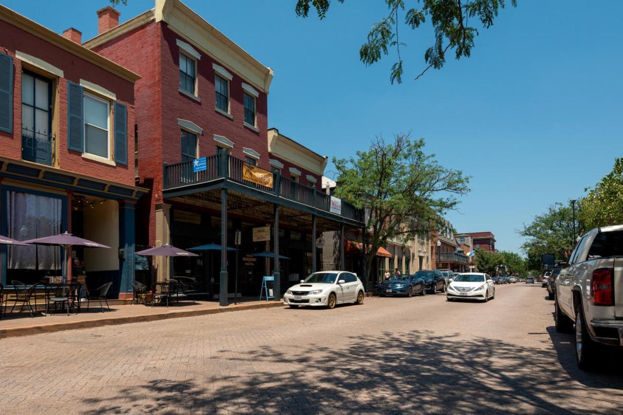 115 N Main Huge 2 Bedroom Unit On Main Street Saint Charles Bagian luar foto